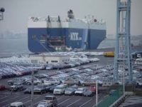 船積み前の日本の中古車
